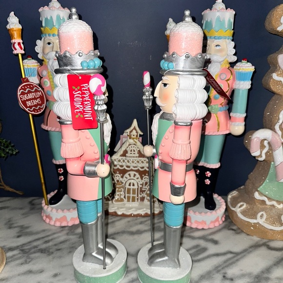 Holiday Candy land nutcrackers set of 2 - Picture 4 of 5